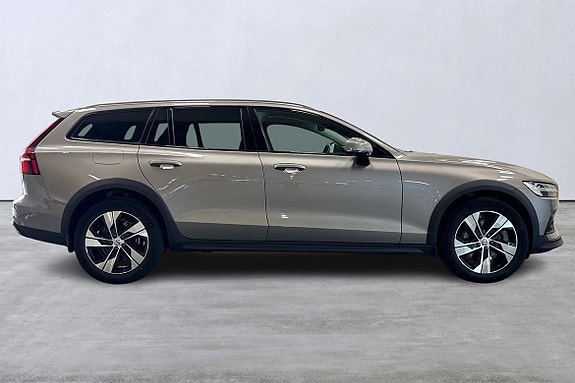 Volvo V60 Cross Country 3 of 28