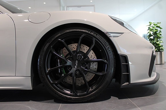 Porsche 718 Cayman GT4 9 of 19