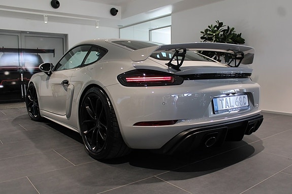 Porsche 718 Cayman GT4 2 of 19