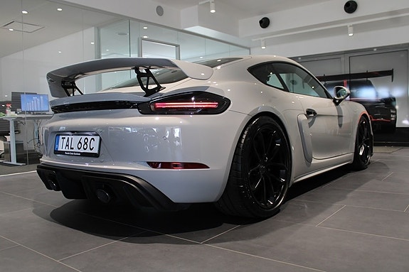Porsche 718 Cayman GT4 7 of 19