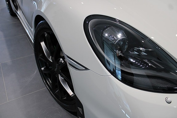 Porsche 718 Cayman GT4 8 of 19