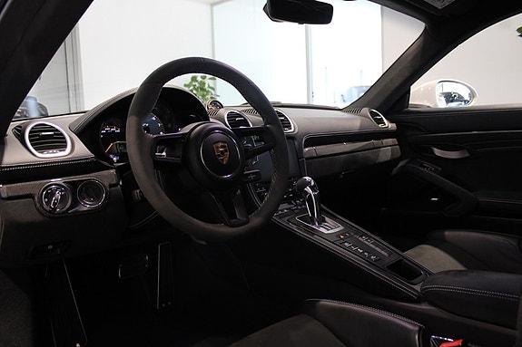 Porsche 718 Cayman GT4 3 of 19
