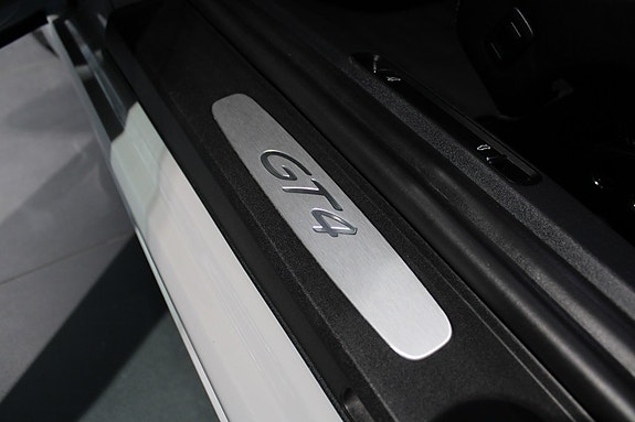 Porsche 718 Cayman GT4 11 of 19