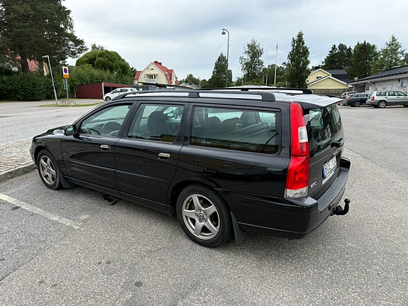 Volvo V70 2 of 7