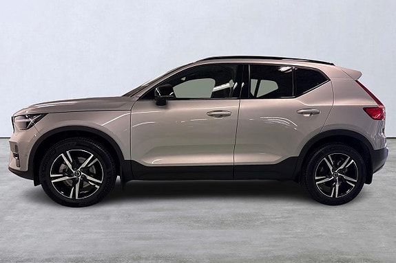 Volvo XC40 2 of 14