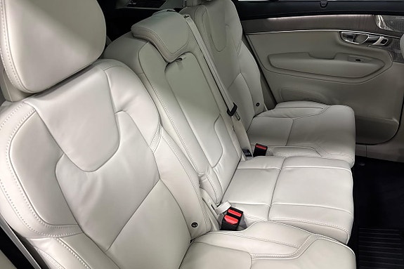 Volvo XC90 11 of 29