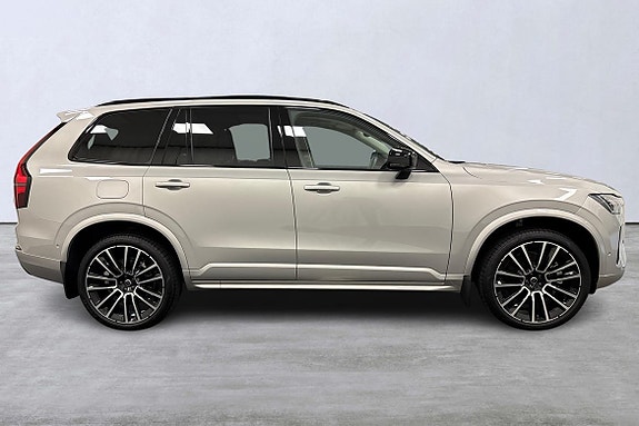 Volvo XC90 3 of 29