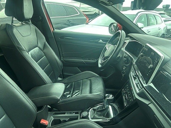 Volkswagen T-Roc 4 of 5