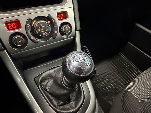 Peugeot 308 SW 17 of 29