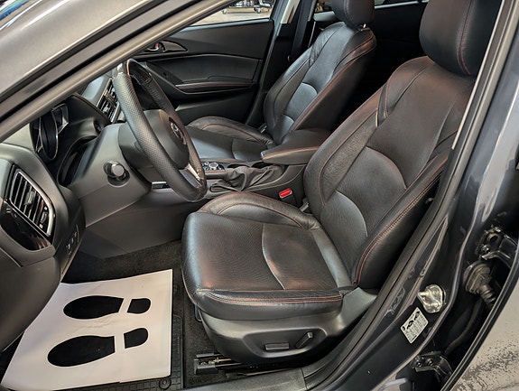 Mazda 3 6 of 8
