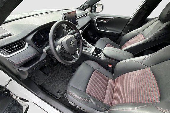 Toyota RAV4 8 of 17