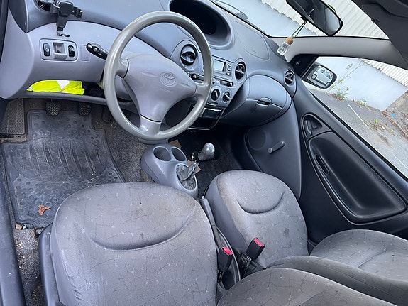 Toyota Yaris 2 of 4
