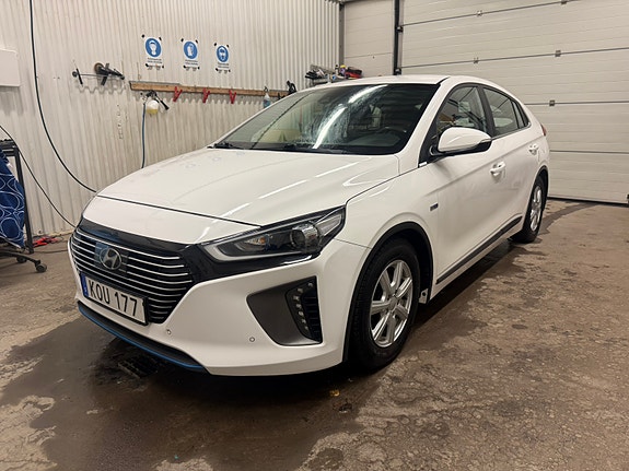 Hyundai IONIQ 2 of 8