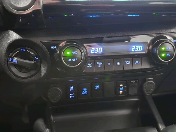 Toyota HiLux 10 of 13