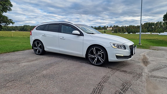 Volvo V60 2 of 10