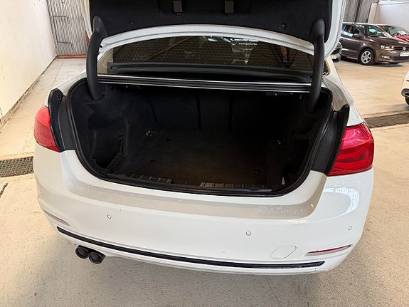 BMW 320d 9 of 18