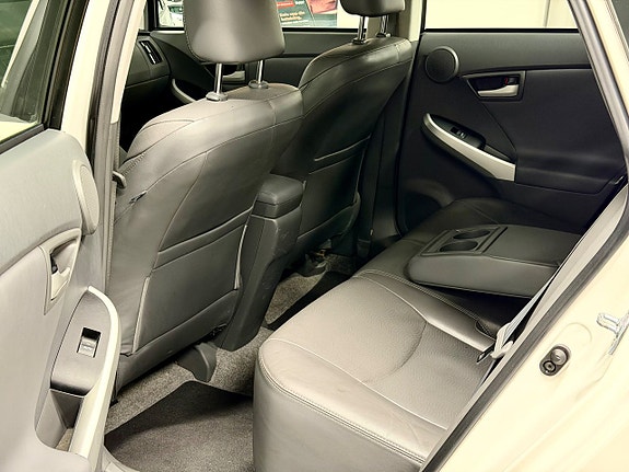 Toyota Prius 12 of 19