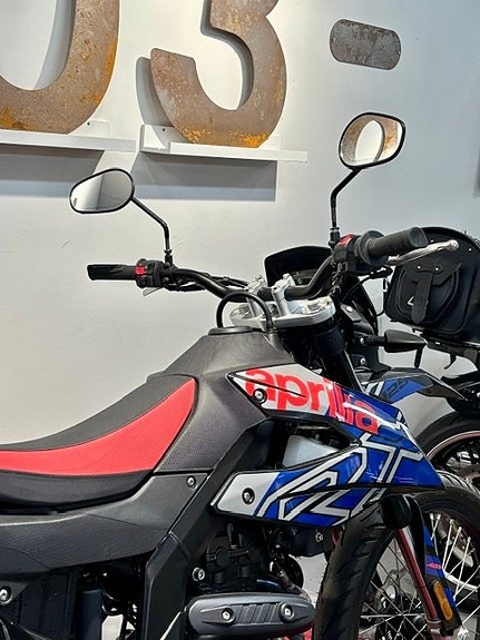 Aprilia RX 125 Lätt motorcykel med Landsvägsdäck 5 of 6