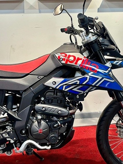 Aprilia RX 125 Lätt motorcykel med Landsvägsdäck 2 of 6