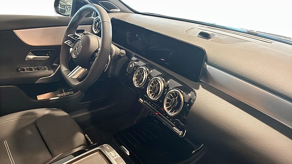 Mercedes-Benz A250 4 of 9