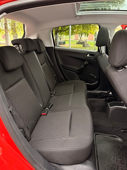 Peugeot 208 8 of 9