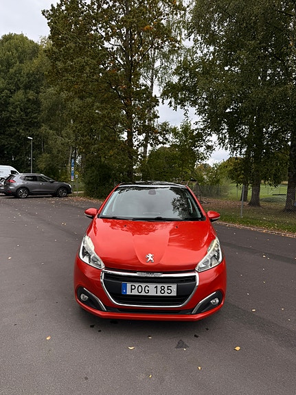 Peugeot 208 3 of 9