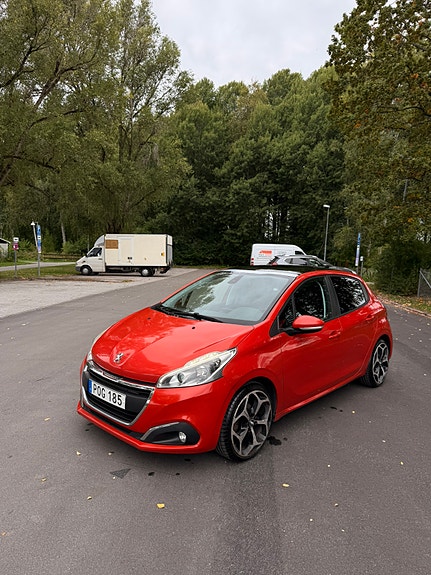 Peugeot 208 2 of 9