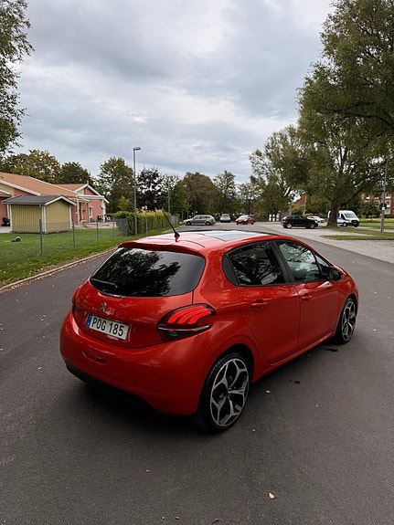 Peugeot 208 5 of 9