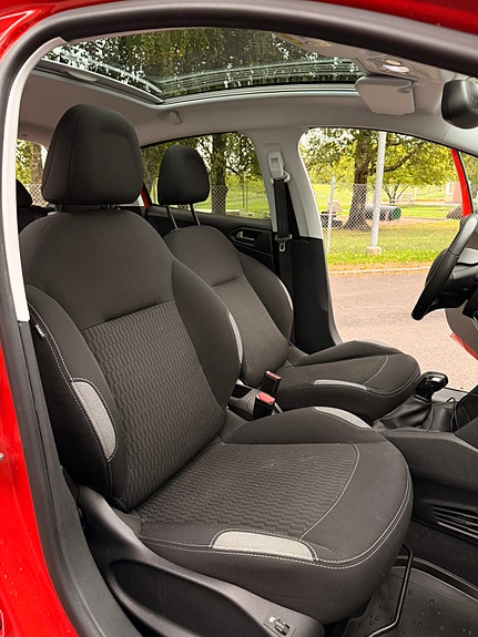 Peugeot 208 7 of 9