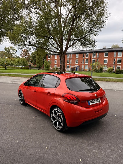Peugeot 208 4 of 9