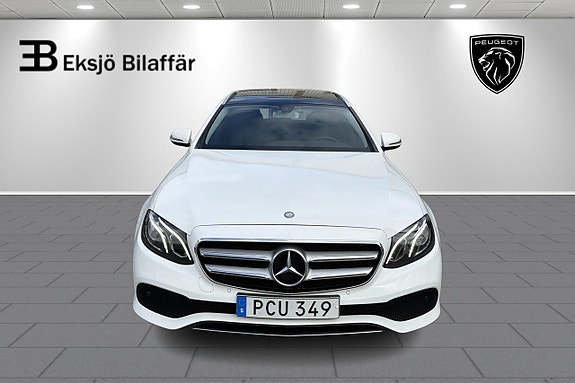 Mercedes-Benz E220 2 of 26