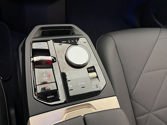 BMW iX 25 of 30