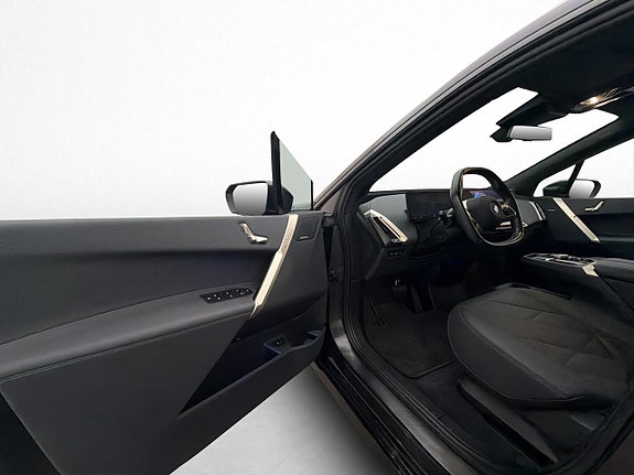 BMW iX 12 of 30