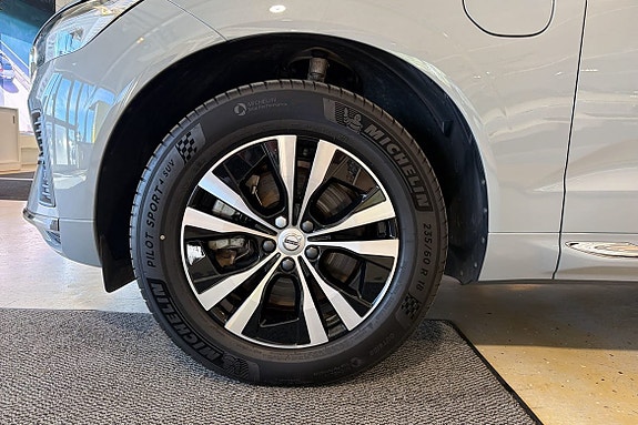 Volvo XC60 12 of 23