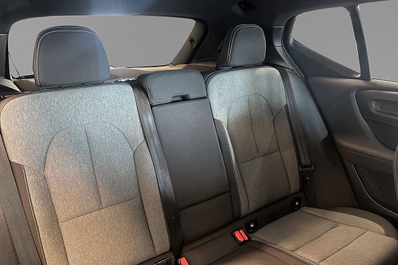 Volvo XC40 11 of 25