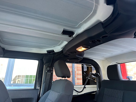 Jeep Wrangler 14 of 17