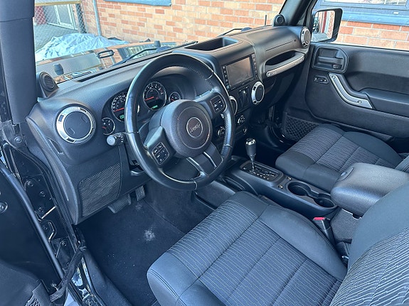 Jeep Wrangler 7 of 17