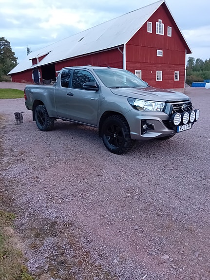 Toyota HiLux 2 of 6