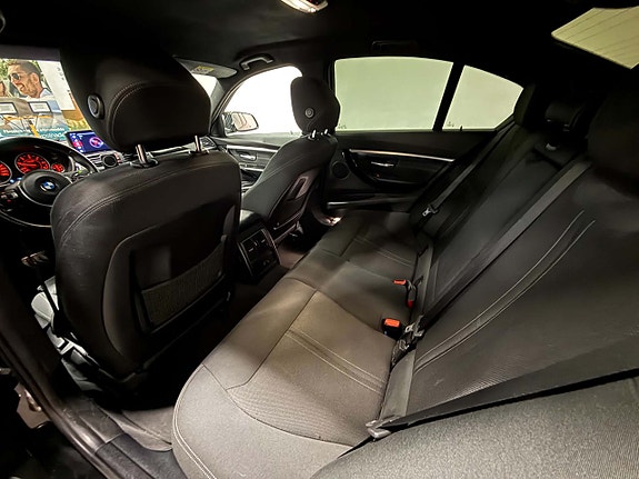 BMW 320d 14 of 17
