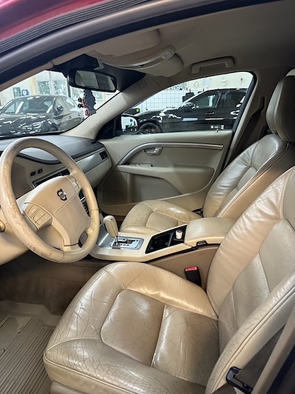 Volvo V70 3 of 7
