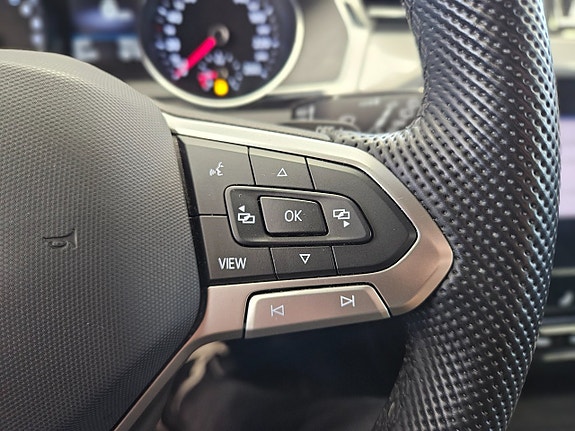 Volkswagen Passat 16 of 23