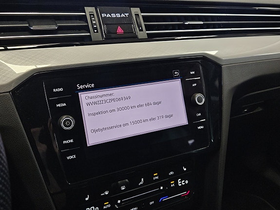 Volkswagen Passat 13 of 23