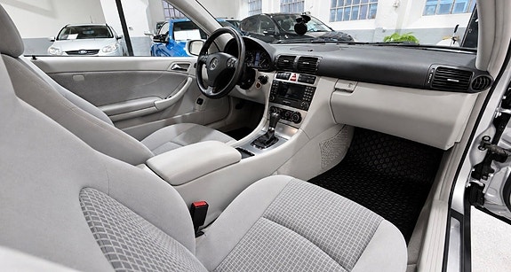 Mercedes-Benz C180 11 of 16