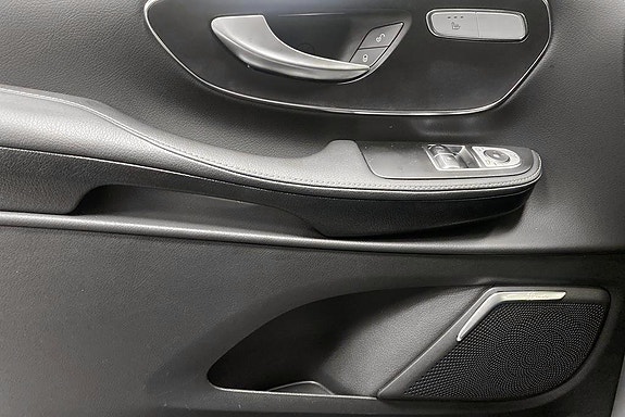 Mercedes-Benz V300 15 of 15