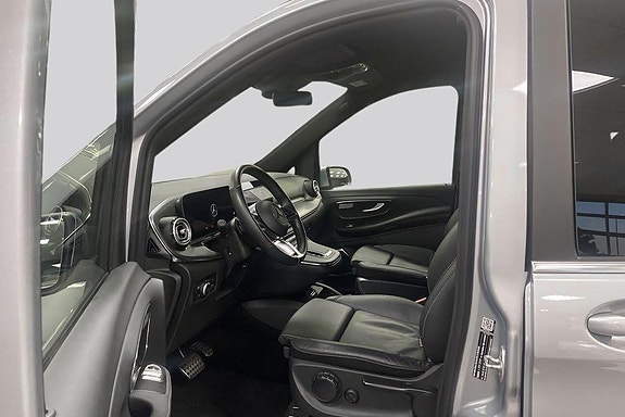 Mercedes-Benz V300 8 of 15