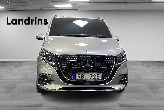Mercedes-Benz V300 2 of 15