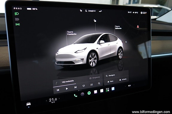 Tesla Model Y 12 of 17