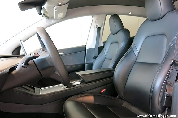 Tesla Model Y 10 of 17