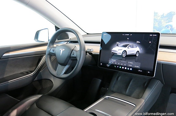 Tesla Model Y 8 of 17