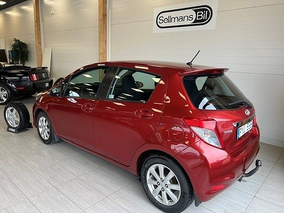 Toyota Yaris 2 of 10